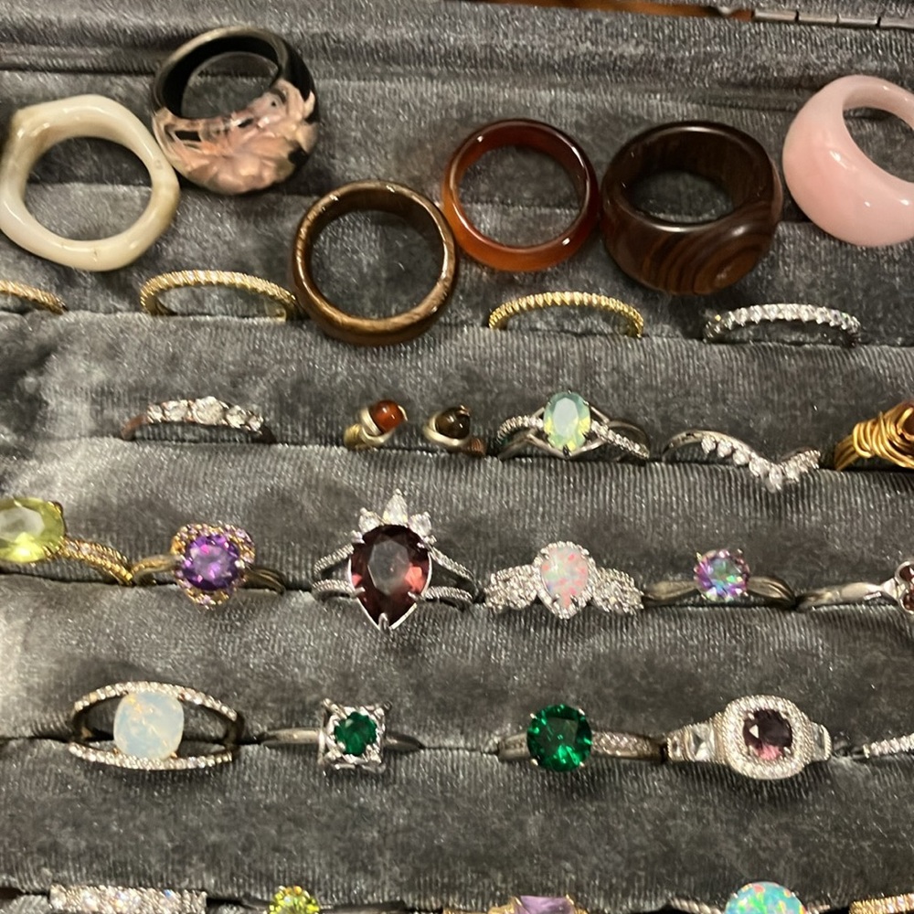 Ladies, huge lot of 101 assorted rings, mostly new, beautiful jewelry